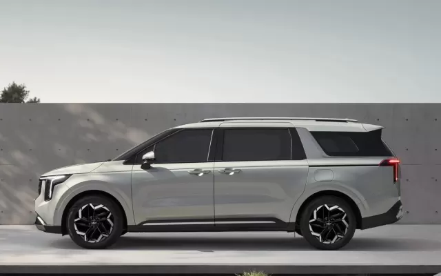 Kia Carnival Kia Carnival right