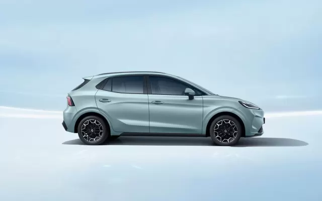 MG MG4 EV Urban MG MG4 EV Urban side